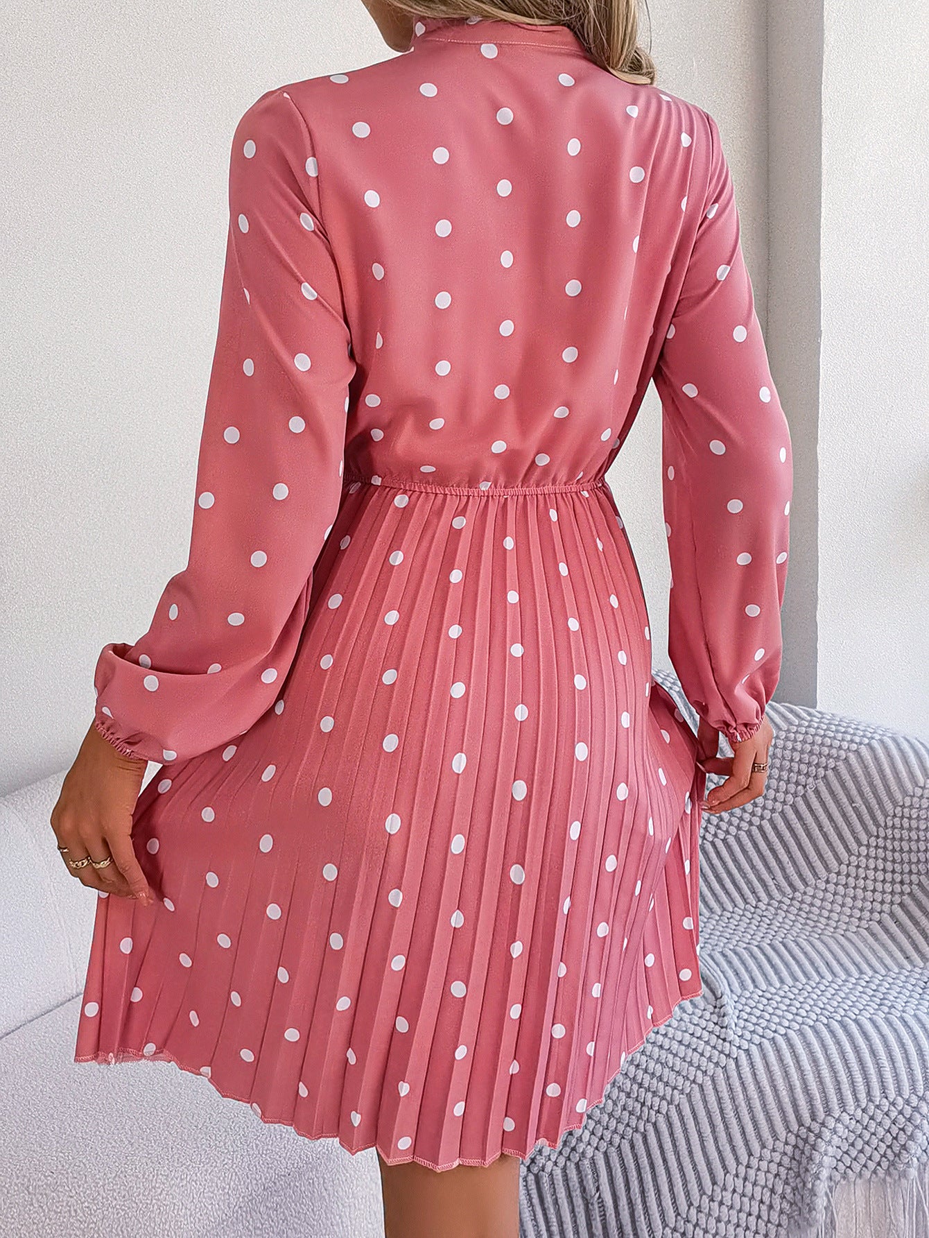 Robe à Pois Élégante – Plissée & Féminine