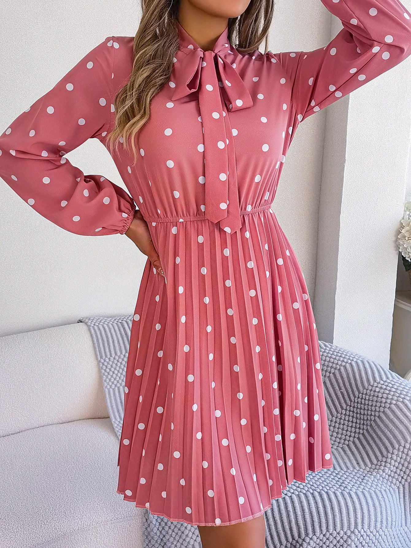 Robe à Pois Élégante – Plissée & Féminine
