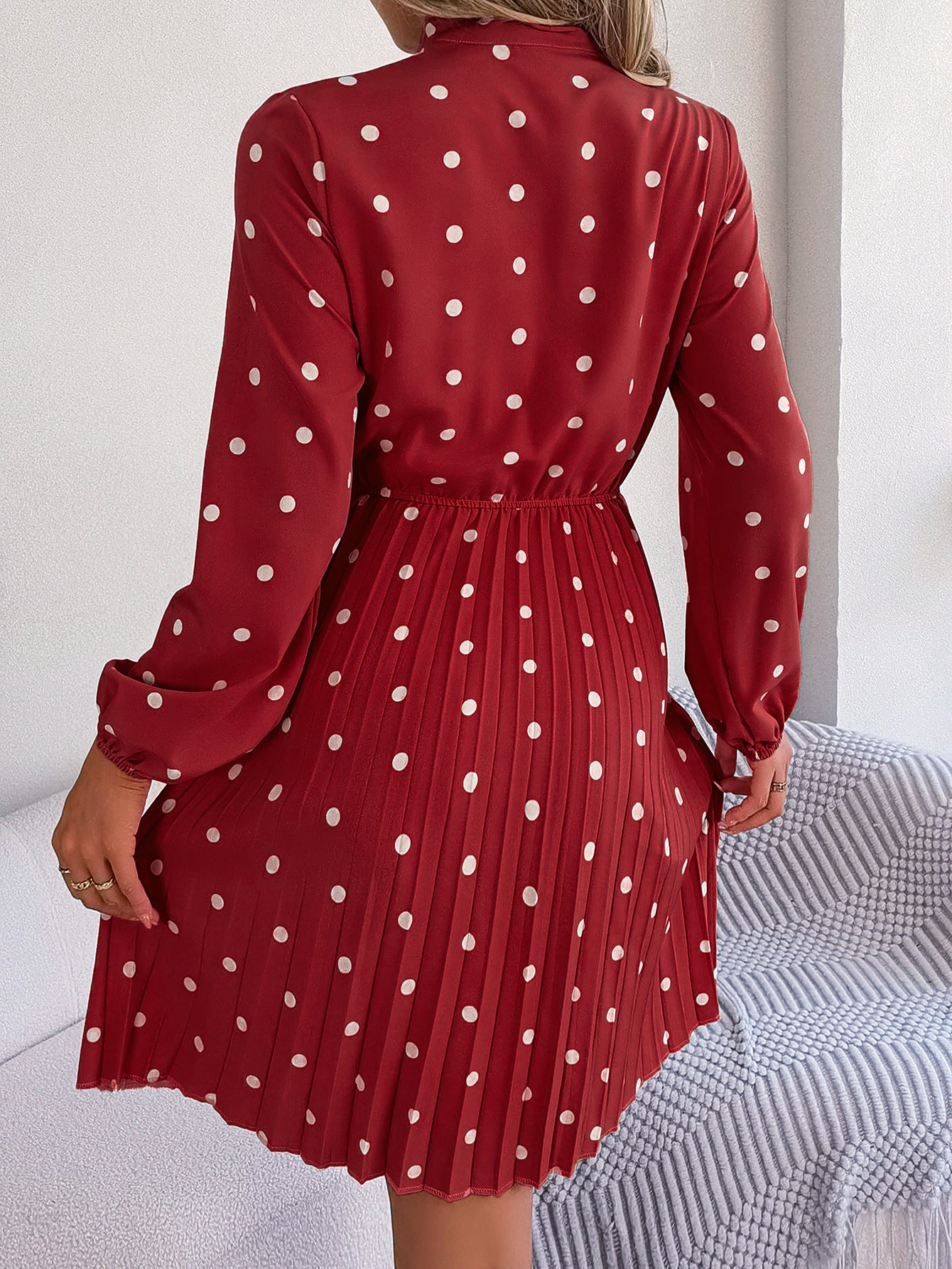 Robe à Pois Élégante – Plissée & Féminine